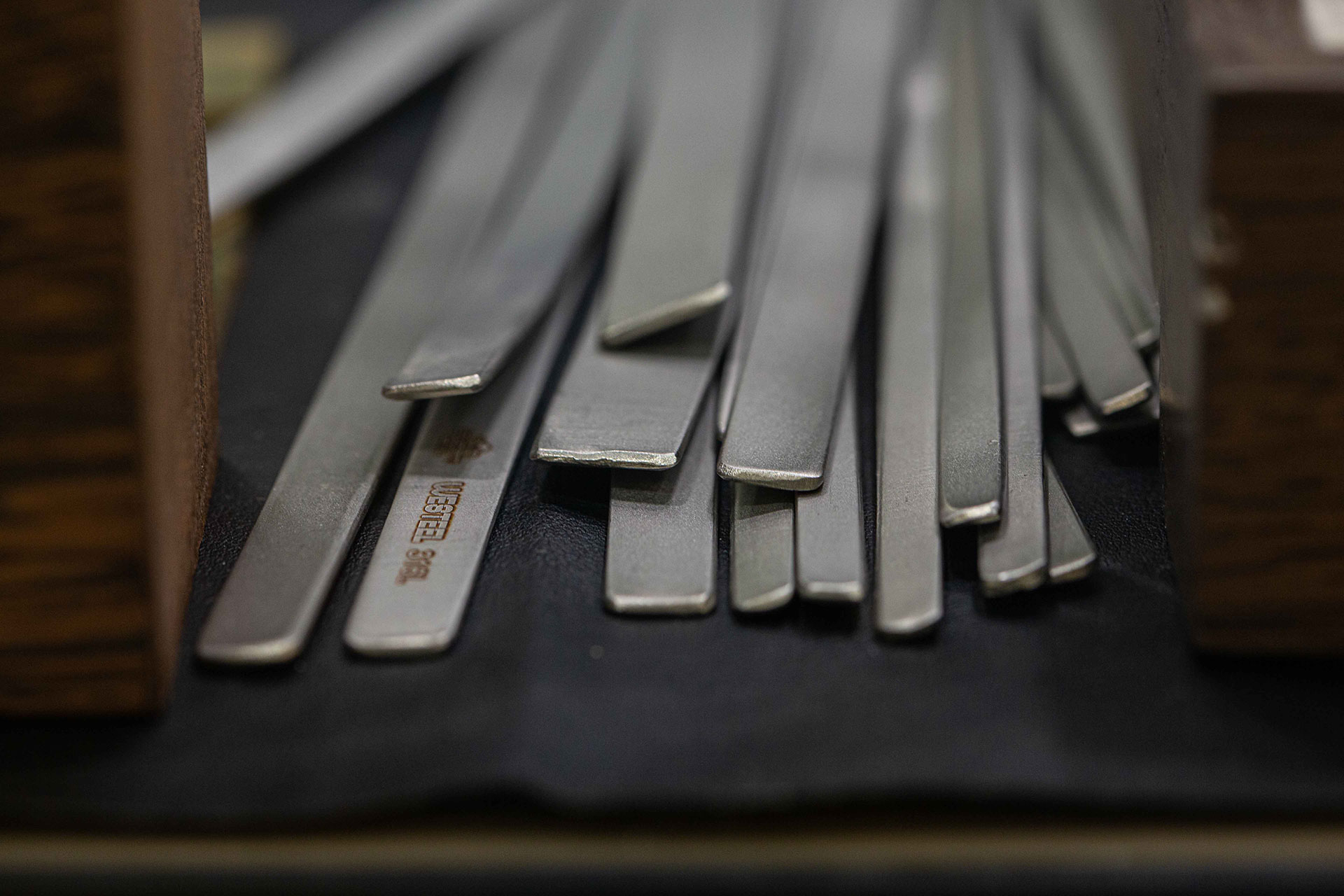 Vetrina lavorazione - Collezione We Steel | Gioielleria artigianale Benedetti di Pisa dal 1932