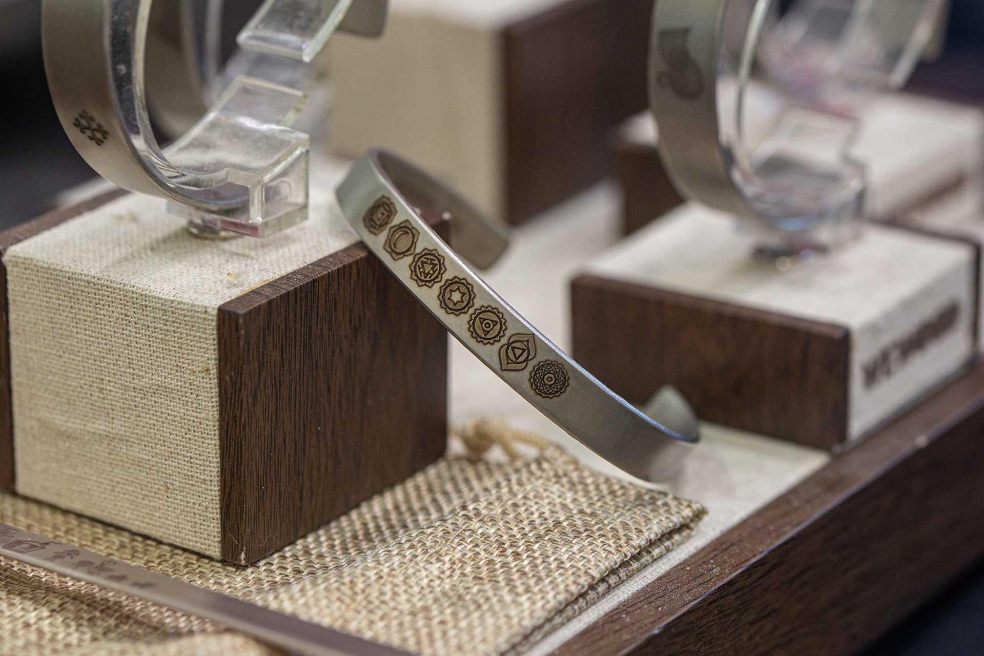 Vetrina Particolare- Collezione We Steel | Gioielleria artigianale Benedetti di Pisa dal 1932